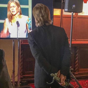 Brad Pitt, Jennifer Aniston'ın ödül konuşmasını kulisten izledi.