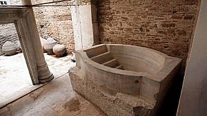 Vaftiz havuzu yağ deposu olarak kullanıldı