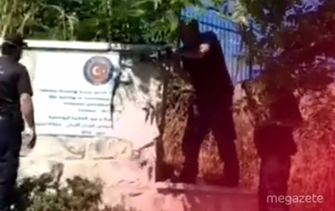 İsrail Türk bayrağı olan mermeri parçaladı
