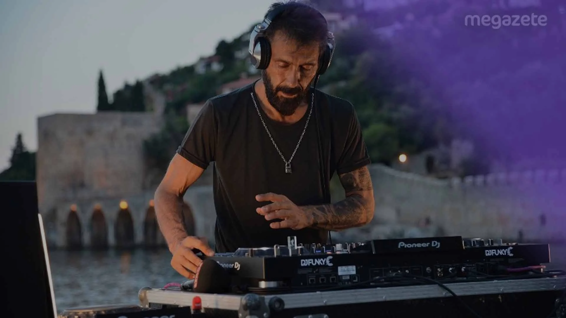 Dj Funky C'den Sosyal Mesafeli Konser!