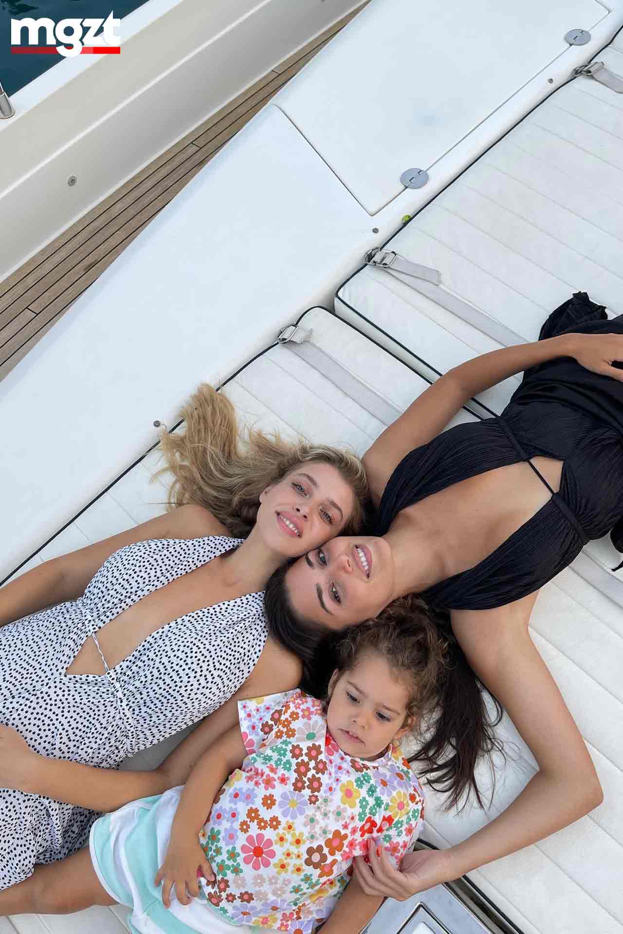 Gamze Erçel, kardeşi Hande Erçel ve Kızı Aylin Mavi Yıldırım ile birlikte poz veriyor.